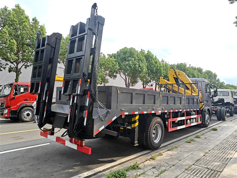 Howo 4x2 truck with 6T knuckle crane