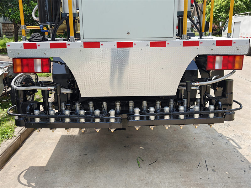  Howo light-duty asphalt distributor truck