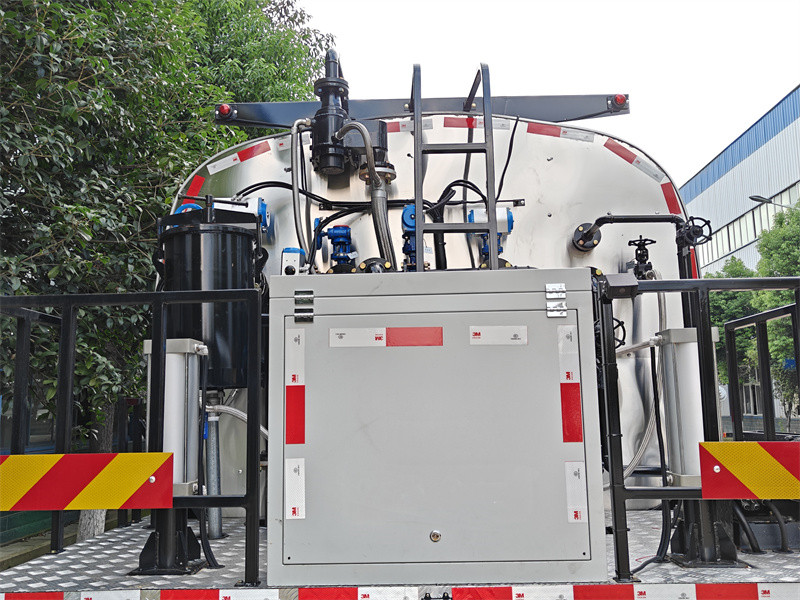 HOWO 8x4 18000L bitumen distributor truck