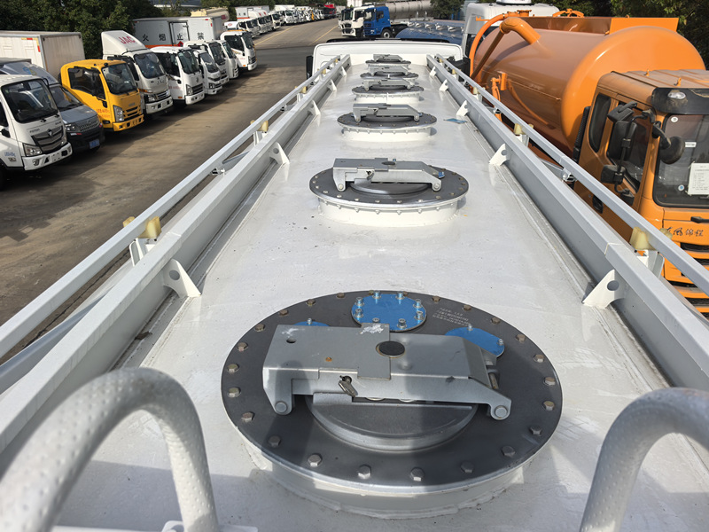 HOWO HW76 25CBM diesel oil transport truck